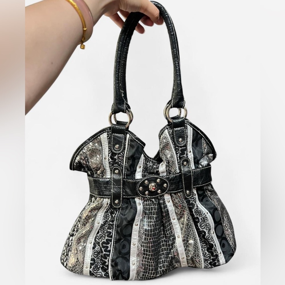 Y2k Chateau shoulder bag with a touch of glamour